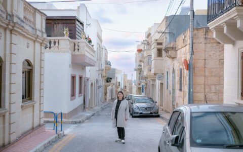 马耳他建筑特色探索：为何管线暴露于外立面