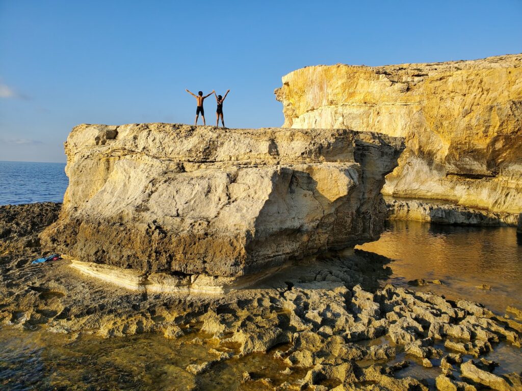 岩石和海洋的交织：马耳他地质构造与地貌面貌