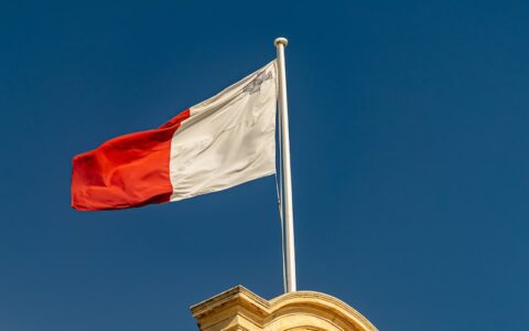 马耳他国旗上的小徽章：揭开历史的神秘面纱