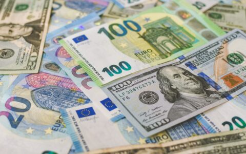 投资欧元还是人民币？揭秘两大货币背后的汇率走势