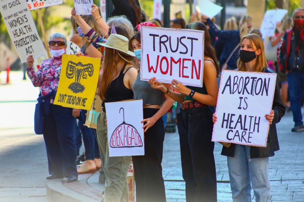 马耳他议会近日通过一项法案，旨在部分取消对堕胎的刑事惩罚，但由于法案被削弱，使得处于生命或健康严重威胁下的妇女的生命处于危险之中，这引起了国际特赦组织的关注。 根据新通过的法律，只有在妇女的生命即刻受到威胁，并且在“胎儿生存能力”之前，医生才可以终止妊娠。此外，医生还需要将健康状况严重恶化可能导致死亡的孕妇转介给一个由三位医生组成的医疗小组，以便他们获得堕胎的权限。那些虽然对健康构成严重威胁，但并非“威胁生命”情况的堕胎案例，不在此次取消刑事处罚的法案之列。 国际特赦组织的欧洲研究员Elisa De Pieri表示，政府选择放弃去年最初的在健康方面取消堕胎罪的建议，这令人深感失望。她认为这个鲁莽的法案是一次反转，没有保护孕妇的健康和生命。 去年11月，政府提出了一项修订刑法（法案28）的提案，目的是保护医生和孕妇在“为保护孕妇的生命或健康免受严重威胁时进行的终止妊娠”行为不受刑事起诉的威胁。在修订后的法案中，除此之外的任何情况下的堕胎都将继续被视为非法，这违反了马耳他的国际人权法义务，侵犯了人权。 然而，政府的这一新法将给亟需并有权接受医疗治疗的孕妇和人们带来危险的进一步障碍和延迟。Elisa De Pieri称，这种错失增加堕胎获取渠道的机会，将会把生命和健康置于危险之中。 “我们加入活动家和卫生组织的行列，呼吁保障所有人能安全合法地获得堕胎服务。”Elisa De Pieri表示。