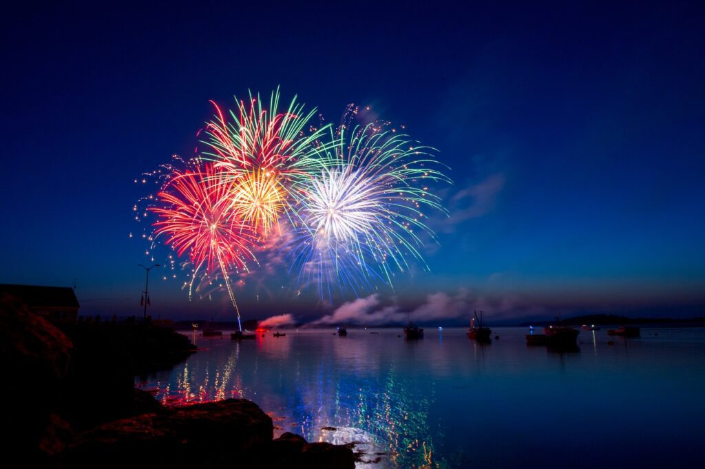 马耳他夏季烟火节日盛典：五彩璀璨的地中海夜空
