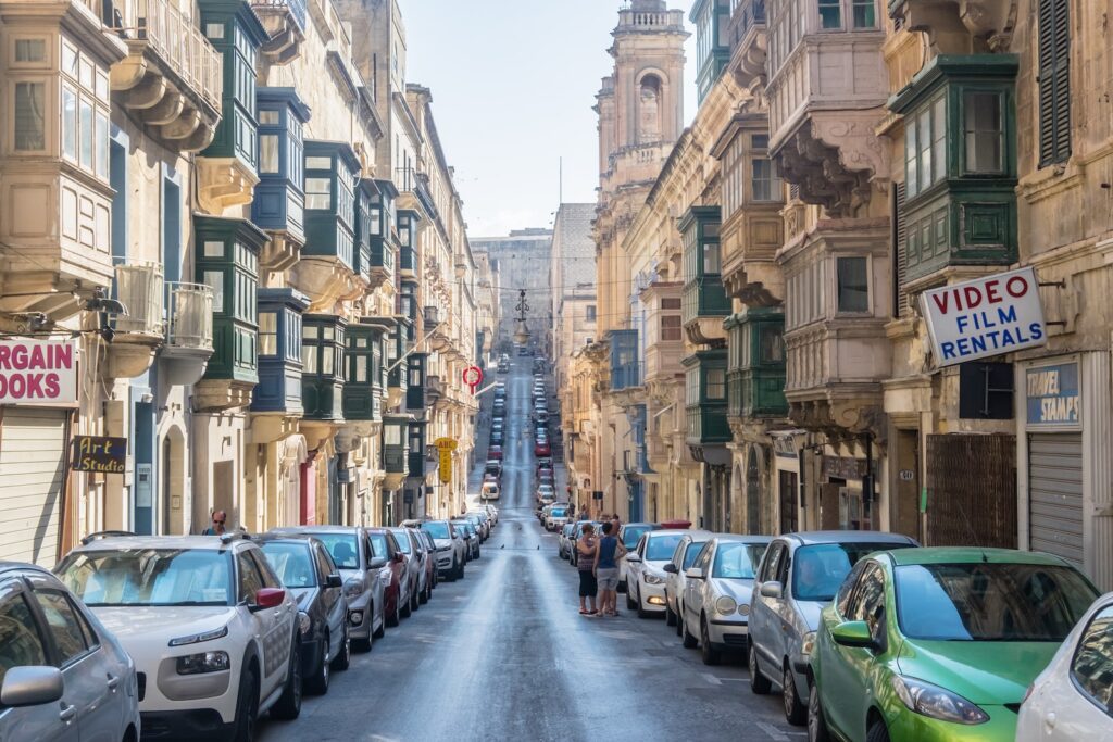瓦莱塔停车全攻略：驾驭马耳他首都的街道