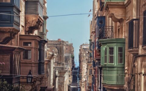 为什么马耳他建筑的传统阳台大多是绿色的么？