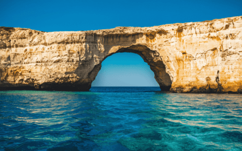 作为马耳他旅游标志的蓝窗是不是塌了？