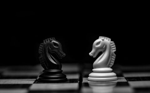 五届国际象棋世界冠军卡尔森到访马耳他，蒙眼击败马耳他冠军！